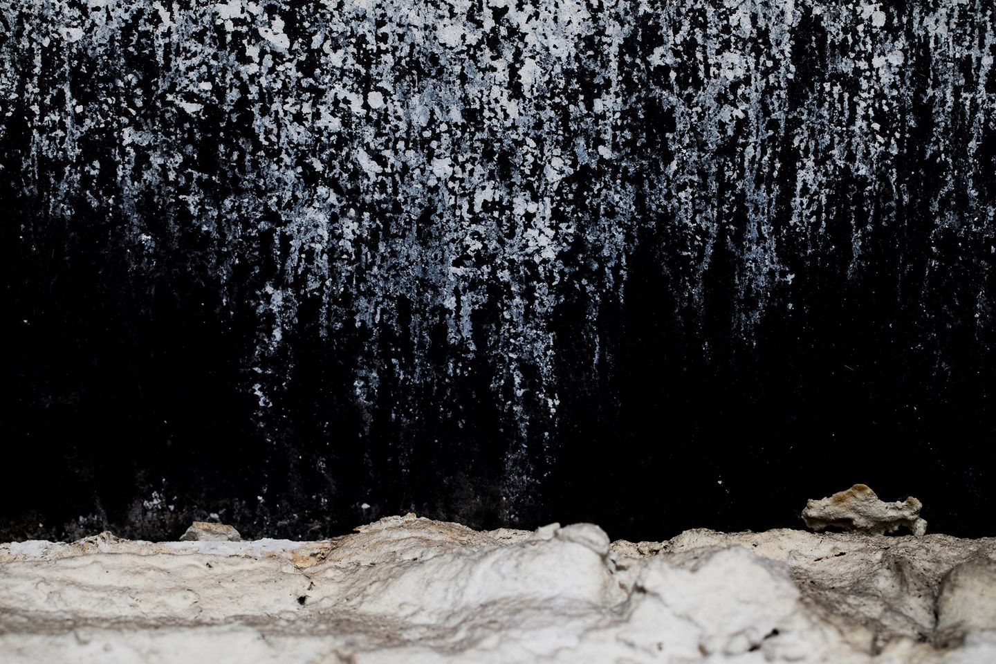 A falon át / Through the Wall / Tóth Márton Emil
