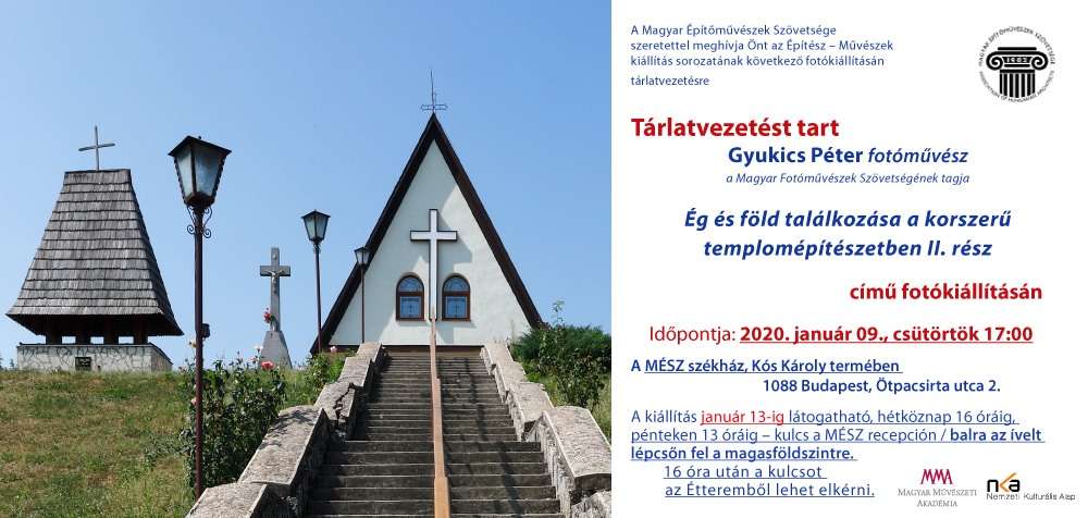 Gyukics Péter fotóművész kiállításán tárlatvezetést tart